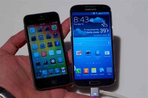 Samsung-Galaxy-S4-vs.-Galaxy-S3-vs.-iPhone-5-Display